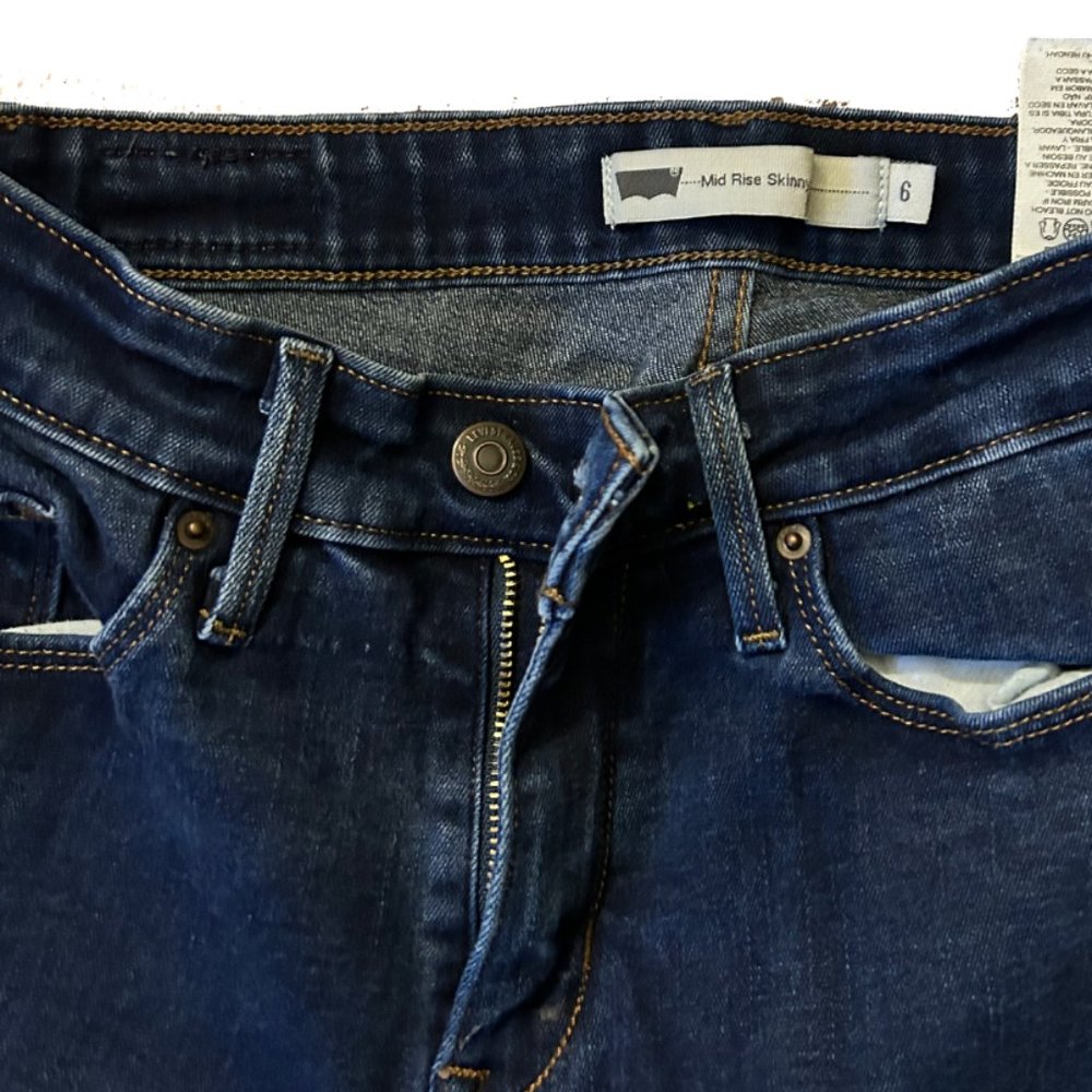 Mid Rise Skinny Levi Jeans size 6